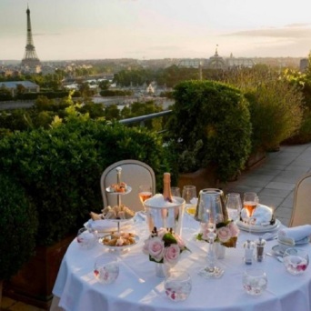 dinner-on-the-terrace-with-views-of-the-eiffel-tour-paris-600x4492